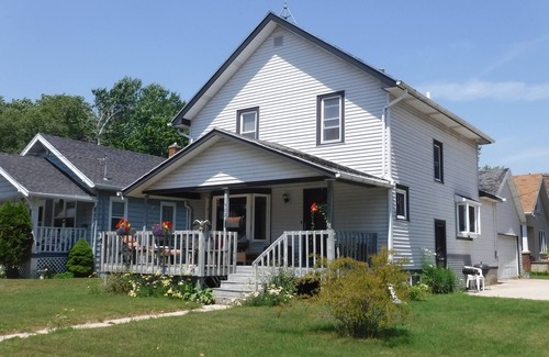Two Rivers House | Cozy home near Lake Michigan. Easy drive to Green Bay, Door County & Sheboygan.