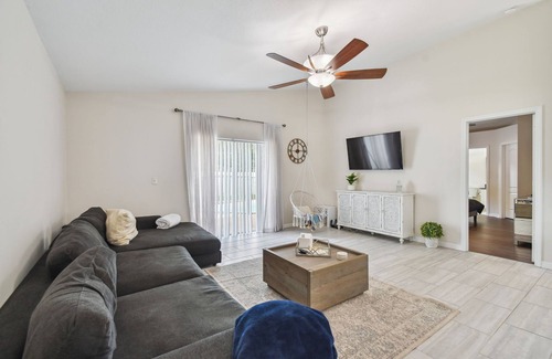 Oak Grove House | Cozy home near the Tampa Premium Outlets in the heart of Tampa!
