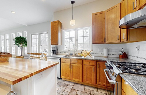 South Burlington House | Cozy home near park, deck, patio, bbq, soaking tub, TV, basketball, office, w/d
