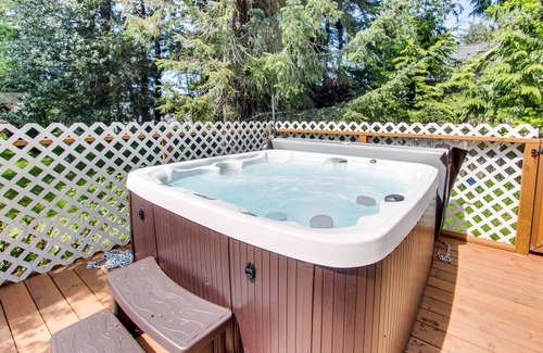 Gearhart Cottage | Cozy home w/private hot tub, near Ridge Trail and golf