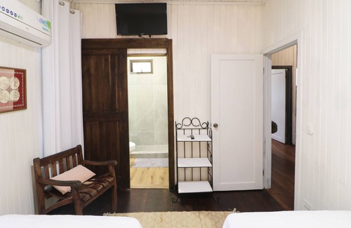 La Cruz House | Cozy hotel-style suite with private bathroom, on-site dining, & fast WiFi