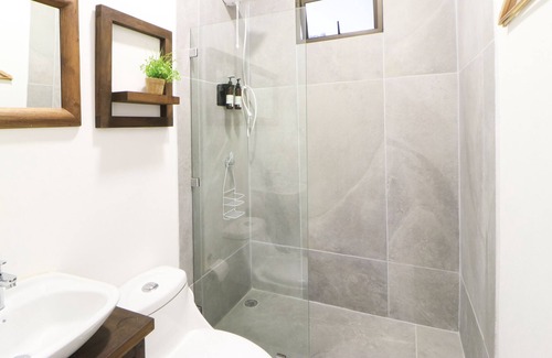 La Cruz House | Cozy hotel-style suite with private bathroom, on-site dining, & fast WiFi