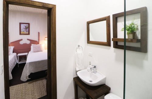 La Cruz House | Cozy hotel-style suite with private bathroom, on-site dining, & fast WiFi
