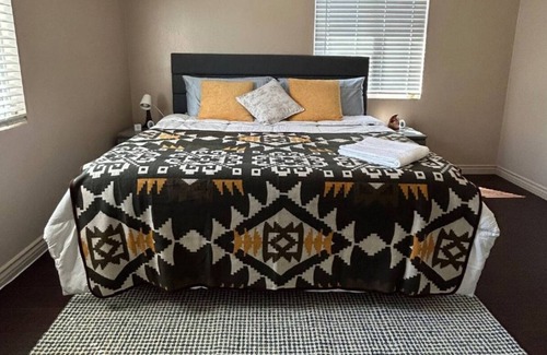 Westmont House | Cozy House in Pomona Old Town - BBQ - Park View