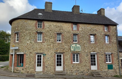 Le Vast Cottage | Cozy house with fireplace and games room in quaint village