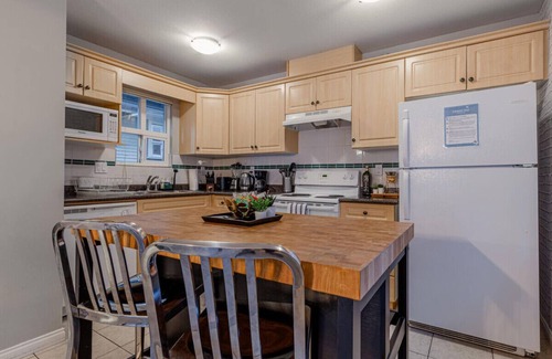 Downtown Eastside Villa | Cozy Industrial Townhouse, King Bed, 3 Min to Downtown