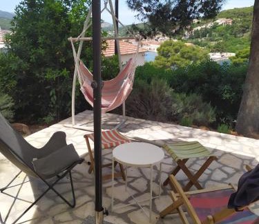 Island Hvar Apartment | Cozy Jelsa apartment in the shade of the pines.