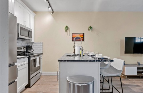 East Liberty Apartment | Cozy King Bed Suite ~ Free Parking & Ground Floor!