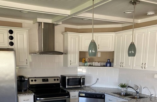 Fairfield Beach House | Cozy lake house with Buckeye Lake views and pet friendly!