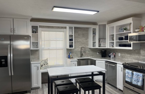 Byrdstown House | Cozy Lake View Cottage 2 minutes to Sunset Marina on Beautiful Dale Hollow Lake.