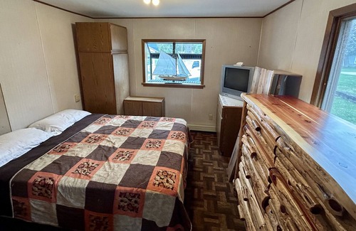St. Helen Cottage | Cozy Lakefront Cottage with direct water access to Lake St. Helen