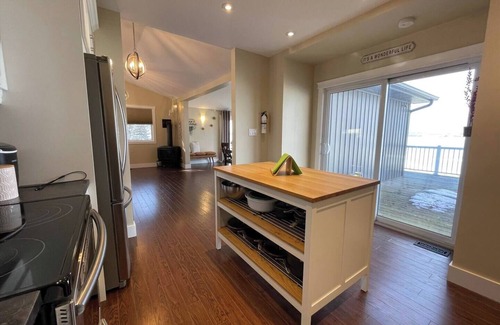 Carrying Place Cottage | Cozy Lakefront Cottage in Carrying Place