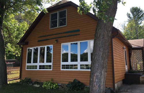 Newville House | Cozy Lakefront House