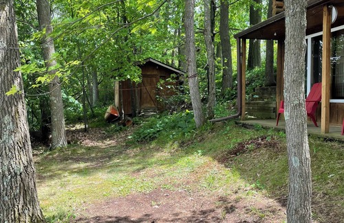 Turtle Lake Cabin | Cozy lakeside log cabin on Horseshoe Lake with year-round fishing & WiFi
