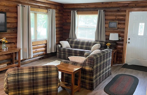 Turtle Lake Cabin | Cozy lakeside log cabin on Horseshoe Lake with year-round fishing & WiFi