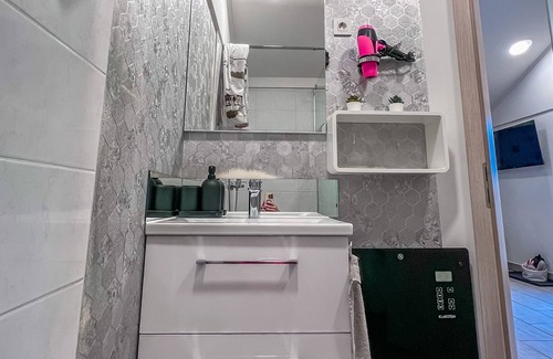 Bled Apartment | Cozy little house with pool and hot tub