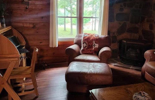 Grand Rivers House | Cozy Log Cabin Retreat