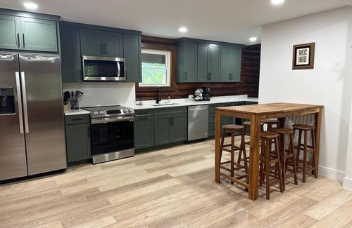 Bellevue Apartment | Cozy log cabin, 25 mins to Broadway