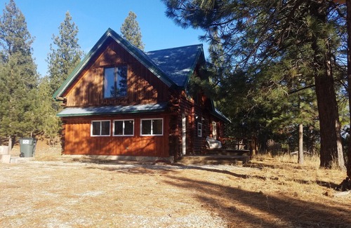 Stevensville House | Cozy Log Cabin with Wood Stove and Mountain Views
