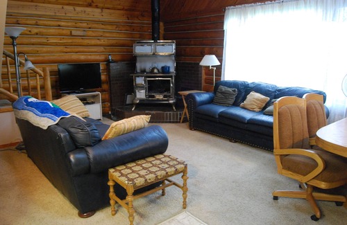 Healy House | Cozy Log Home Close to Denali National Park, Activities, Services & Restaurants