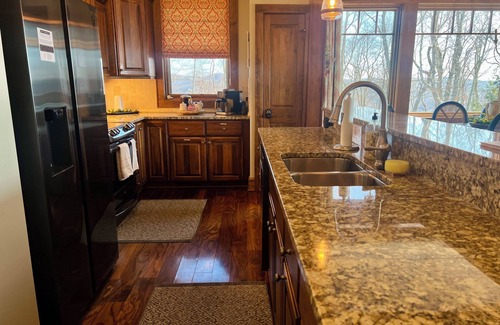 Boone Condo | ☆Cozy Luxe Echota☆: WOW View☆2 Kings☆No Stairs☆Seasonal Decor☆Hot Tub☆Fire Place