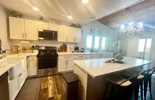 Running Springs Cottage | Cozy Luxe Ski Cabin Kid & Dog Friendly. New Hot Tub!