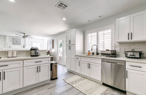 Spring Valley House | Cozy Luxurious Las Vegas Getaway w/Entertainer's Dream Yard 15 Minutes to Strip