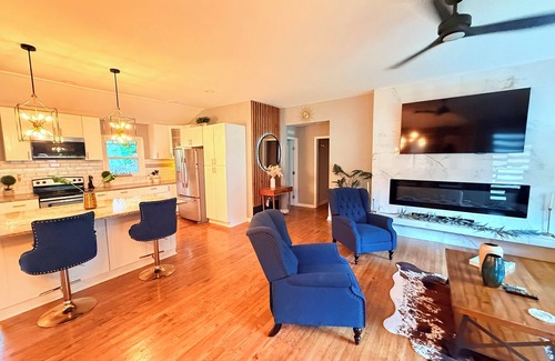 East Point House | Cozy Mid Century Modern Home w/EV Charger