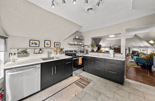 Southmoreland Apartment | Cozy Midcentury 2bd - Walk to Restaurants, Westport, & Museums - Free Parking