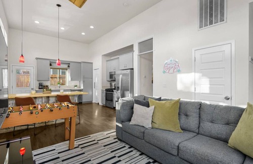 Old Southwest House | Cozy Midtown Cabin Walk To Downtown Pet Friendly