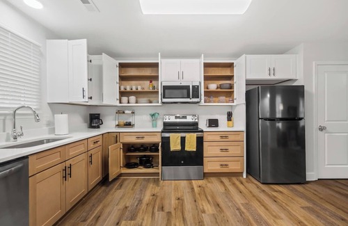 Taylors House | Cozy & Modern, 10 Min to Greenville + Private Deck