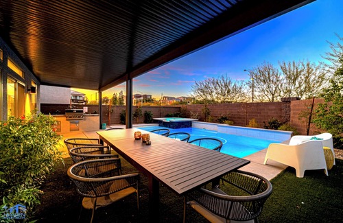 Enterprise House | Cozy Modern 5bd 3.5ba Home,15mins to Airport,20mins to the strip,Pool & Jacuzzi!