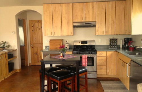 Carbondale House | Cozy Modern Apartment ~ walking distance to Carbondale's restaurants/bars/sights