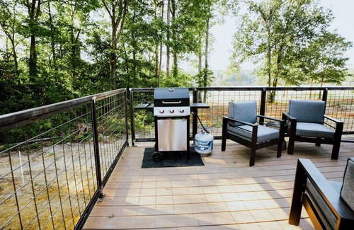 Coosa Cabin | Cozy Modern Cabin with Deck and Hot Tub in Cedar Bluff, Alabama