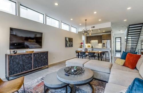 Old East Dallas House | Cozy Modern Home + Private Pool + Central Dallas Location