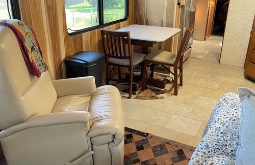 English House | Cozy motor home in Adorable English with all amenities inside and out!
