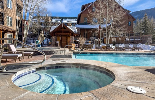 Keystone Condo | Cozy mountain getaway. Fireplace. Hot tub and pool