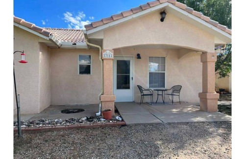 Zuzax House | Cozy Mountain Home 2 Bedroom with Fireplace 20 min to Albuquerque