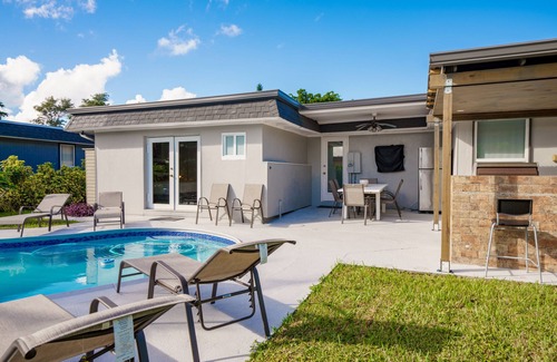 Tamarac House | Cozy Newly Re-done 3BD + 2 BTHS w Large Pool and private backyard !