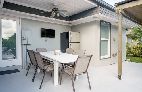 Tamarac House | Cozy Newly Re-done 3BD + 2 BTHS w Large Pool and private backyard !