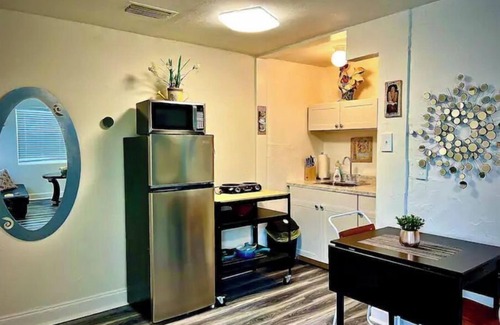Springfield Apartment | Cozy newly renovated 1bed/1bth/pet friendly