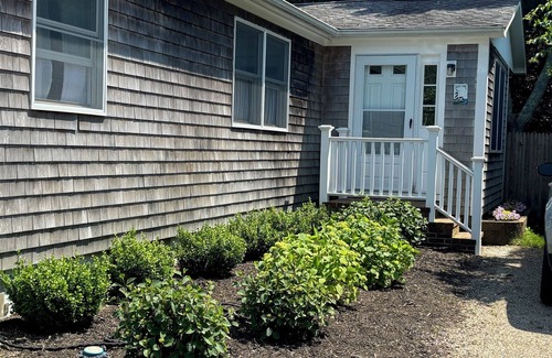Oak Bluffs House | Cozy Oak Bluffs Cottage walk to town Pet Friendly