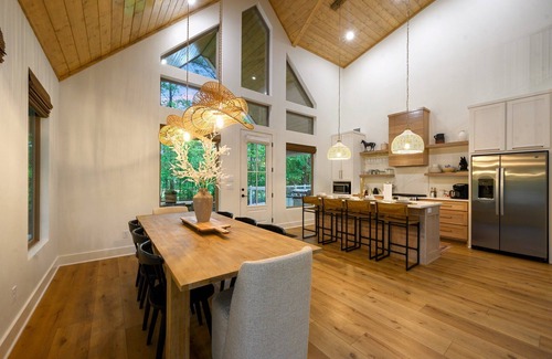 Broken Bow Cabin | Cozy Oasis I Heated Pool I Firewood Provided