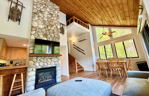 Lincoln House | Cozy Oasis With Loon Mountain Views + Ski Shuttle