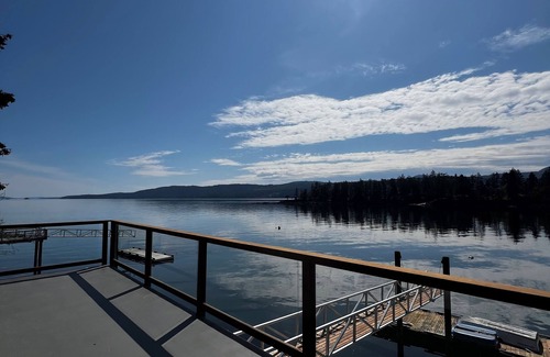 Long Harbour House | Cozy Oceanfront Paradise: Hot Tub, Sauna & Private Dock – 5 Min to Town!