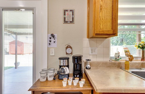 Mustang House | Cozy Oklahoma Retreat w/Covered Patio & Gas Grill