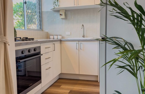 Wembley Apartment | Cozy on Herdsman | 10 Mins to City & Beach