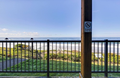 Lincoln Beach Condo | Cozy Oregon Resort Condo - Steps to Lincoln Beach!