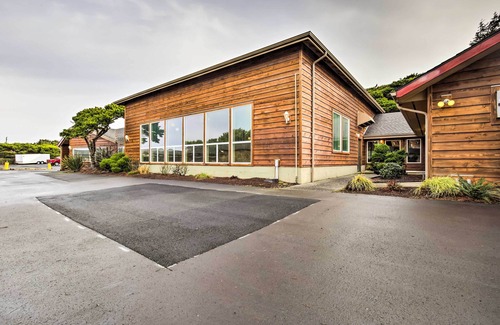 Lincoln Beach Condo | Cozy Oregon Resort Condo - Steps to Lincoln Beach!