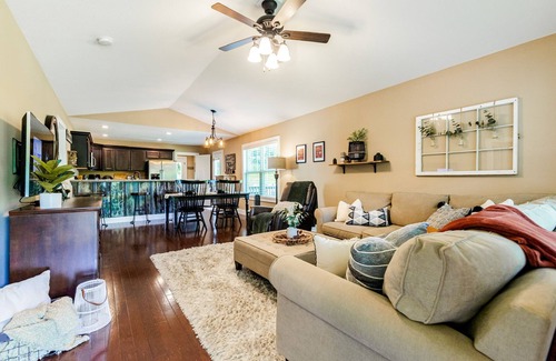 Swannanoa House | Cozy Pet Friendly Summer Retreat, Mountain View Fire Pit Good Location near AVL
